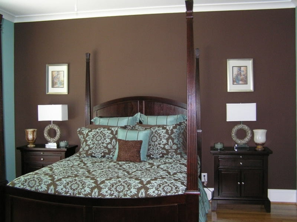 schlafzimmer-schöne-wandfarben- holzbett , bilder an der wand und zwei lampen in weiß