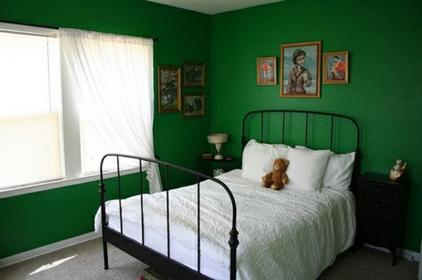 schlafzimmer-wandfarbe-grün- weiße gardinen und bilder an der wand