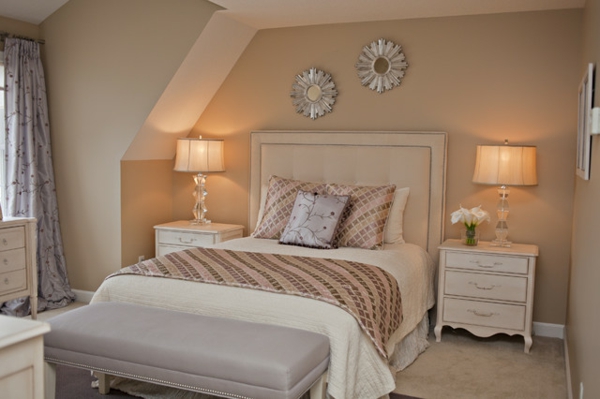 schlafzimmer-wandfarben-beige- gardinen in grau und ein kleines schönes bett-mit-einem-kopfbrett