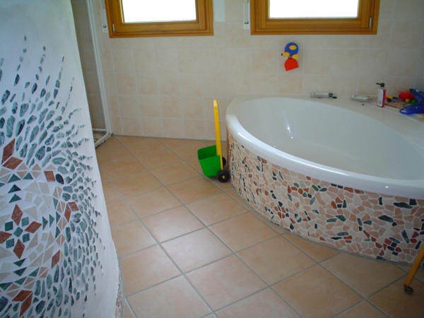 schöne-bodenfliesen-bad-und- interessante-badewanne - modern