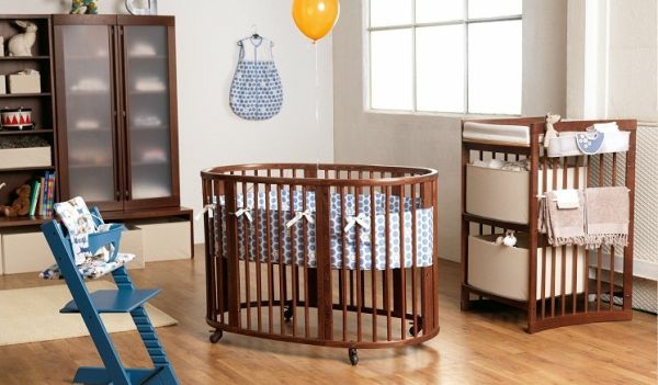 schöne-kinderbetten-modelle-rundes-babybett-aus-holz - kleine blaue treppe