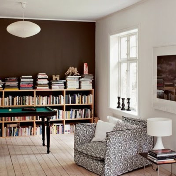 schöne-wandfarben-für-wohnzimmer-modern- viele bücher auf regalen