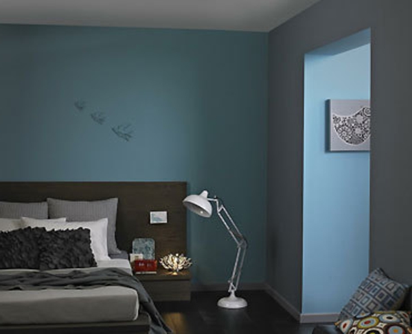 schöner-wohnen-lagune-farbe-schlafzimmer - graue und weiße dekokissen