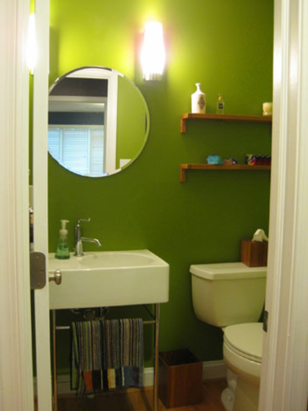 schöner-wohnen-wandfarbe-im-badezimmer-grün - runder spiegel und ein waschbecken