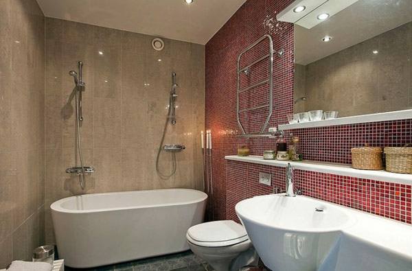 schönes-modernes-dach-apartment-mosaik-fliesen-bordo-badewanne-bad- spiegel