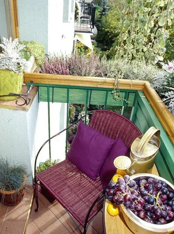 seitensichtschutz-balkon-lila-stuhl