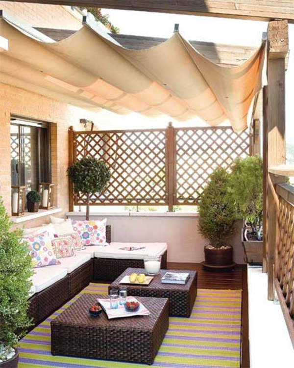 seitensichtschutz-für-balkon-moderne-möbel-zwei-nesttische