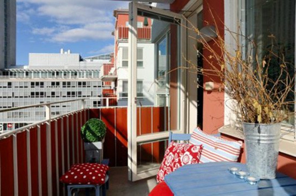 sichschutzzaun-für-balkon-dekorative-pflanze-baumzweige-als-dekoration