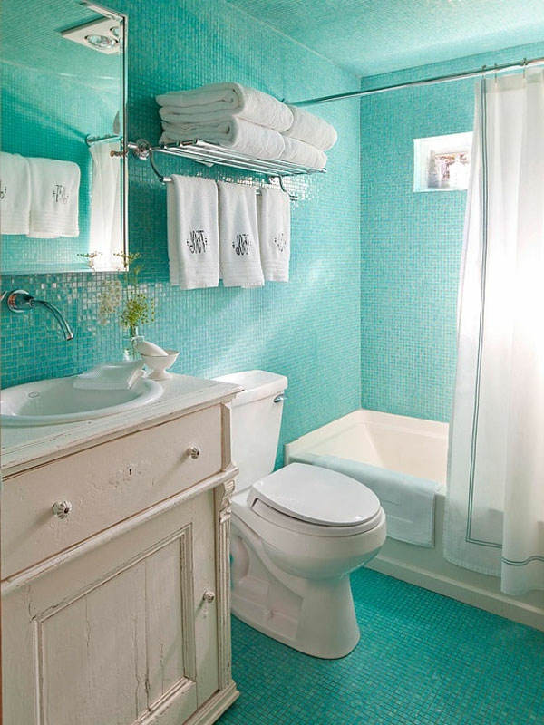 stauraum-ideen-badezimmer-türkis-farbe - tücher in weiß