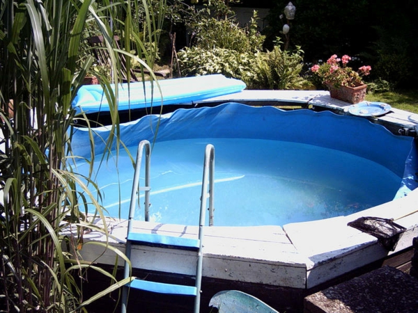 swimmingpool-selber-bauen-mit-treppen - umgebung grün
