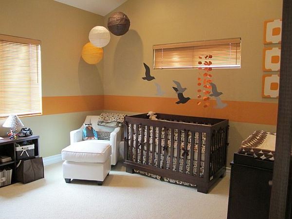tapete-für-babyzimmer-braun-und-orange- drei kugeln hängen von der decke als dekoration
