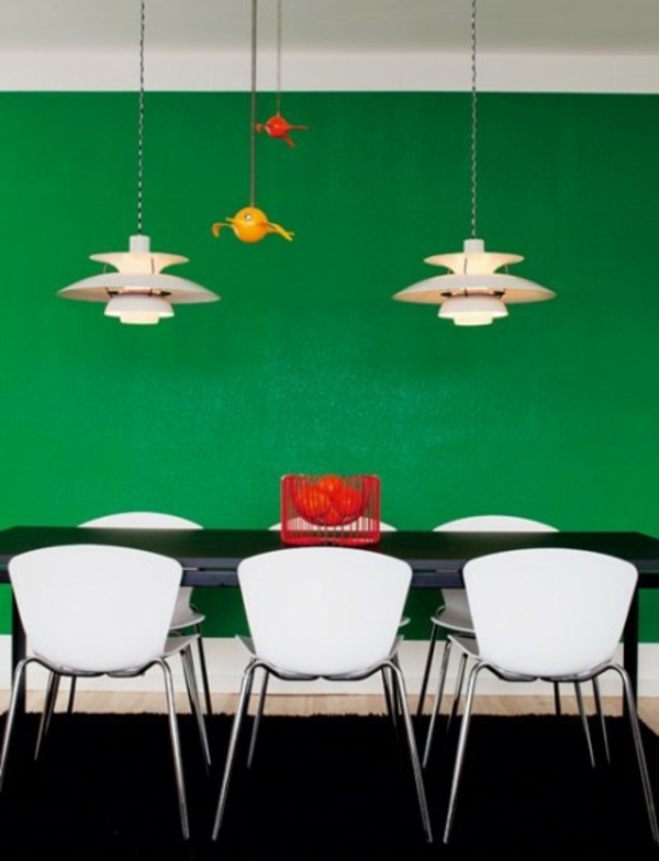 wandfarbe-ideen-fürs-esszimmer-grüne-wand-und-drei-weiße-stühle - zwei kronleuchter