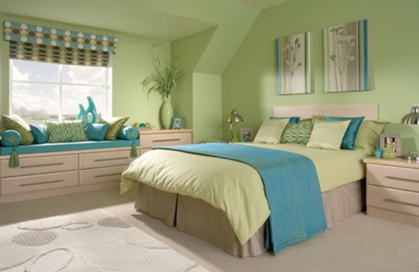 wandfarbe-ideen-grüne-schemen-schlafzimmer-sofa mit dekokissen