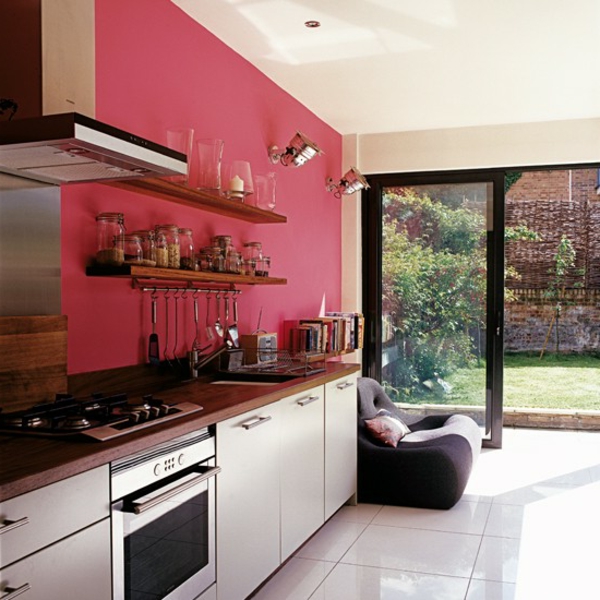 wandfarbe-ideen-rote-wand-in-einer-modernen-küche-mit-glaswänden - auffällig
