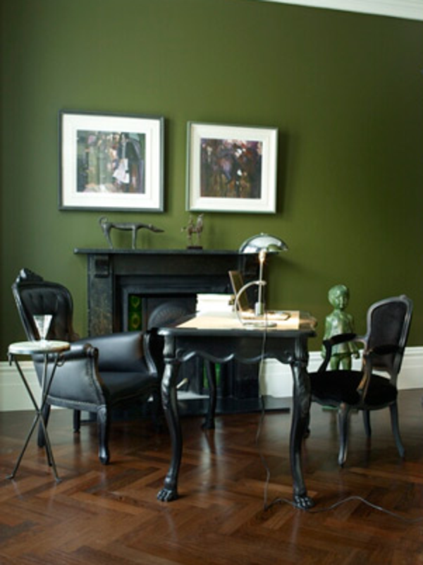 wandfarbe-trends-grüne-wand-mit-bildern - schwarze möbel