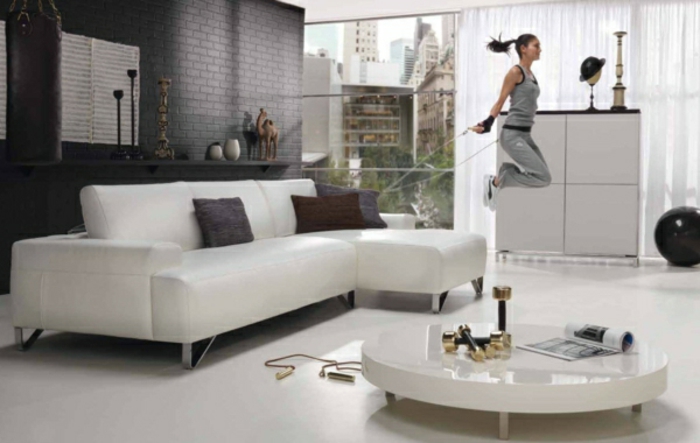 wohnzimmer-ausstatten-wandfarbe-grau-weißes-sofa