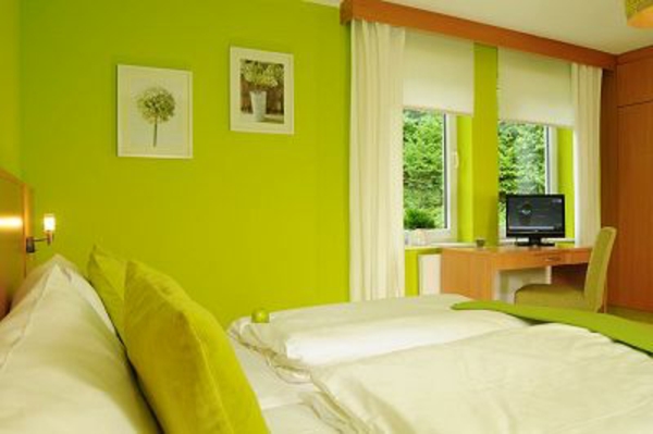 wände-streichen-ideen-schlafzimmer-in-grün - dekokissen und bilder an der wand