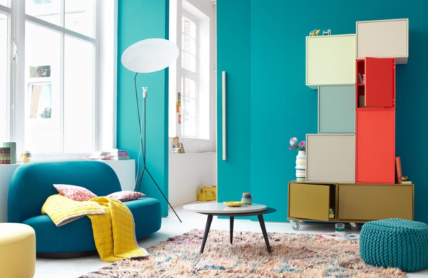 zimmergestaltung-lagune-farbe - schönes sofa und extravaganter schrank