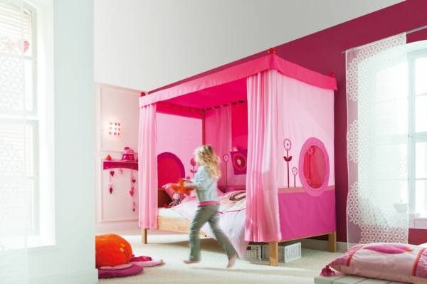 kinderzimmer-mit-einem-himmelbett - in rosiger farbe