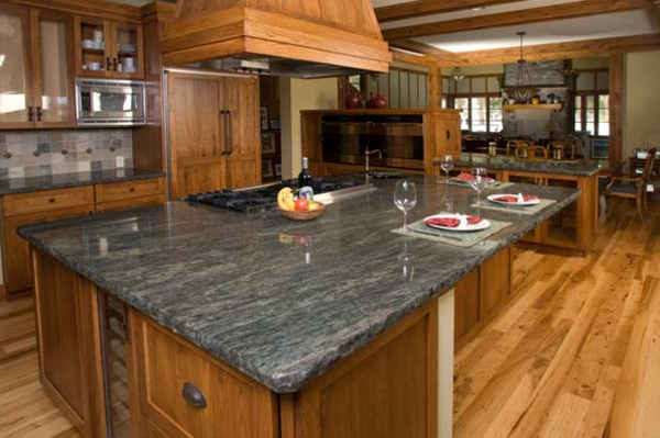 arbeitsplatte-aus-naturstein-passend-für-die-küche- super groß