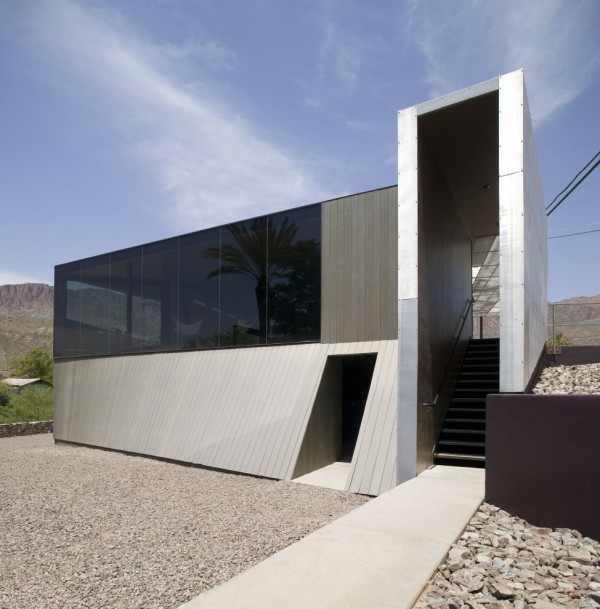 auffälliges-haus-minimalismus-architektur-gläserne dunkle wände