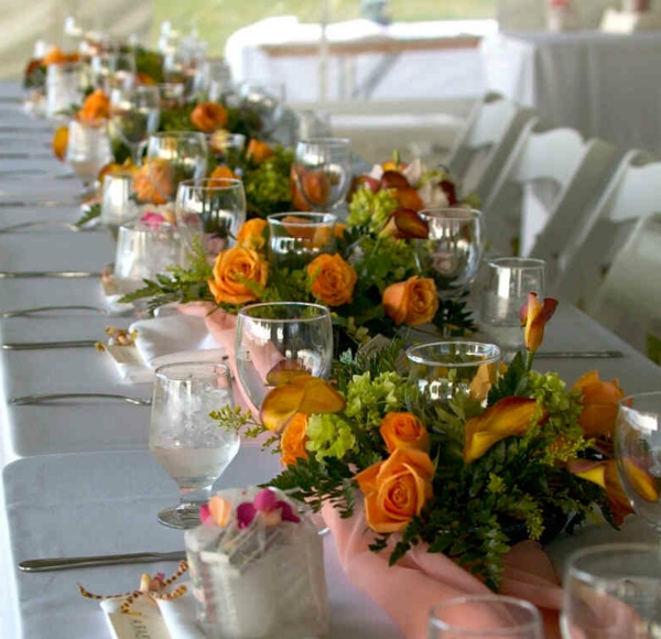 autodekoration-für-hochzeitsfeier- rosen in orange und gläser