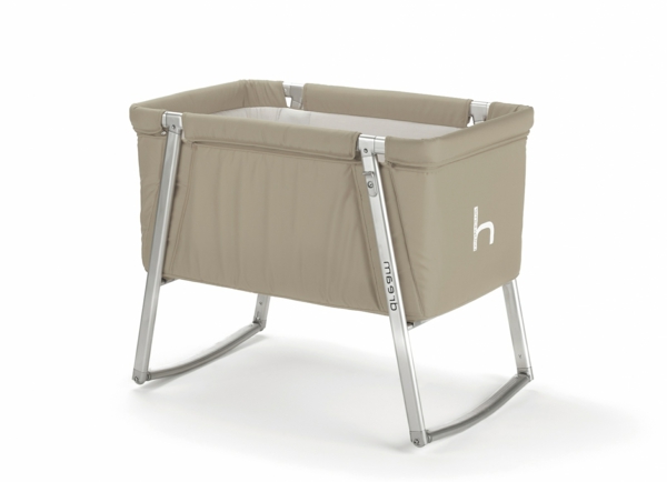 babybett-ein-gutes-beispiel-für-designer-babymöbel-hintergrund in weiß