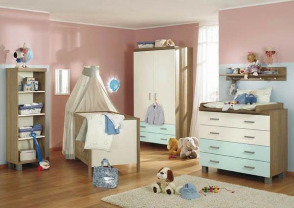 babyzimmer-gestalten-wände-rosige-nuancen-gardinen