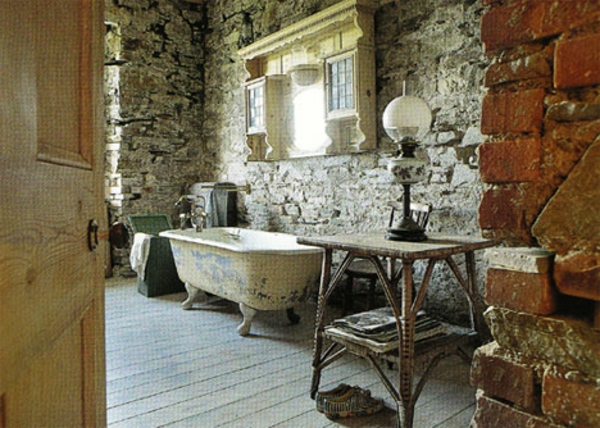 badezimmer-vintage-aussehen-ziegelwand und alte möbelstücke