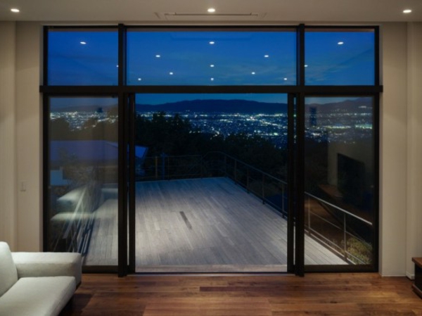 balkon-aus-holz-luxuriös- wand aus glas und schöner blick