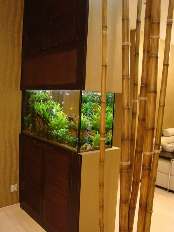 bambus-dekoration-daneben ist ein aquarium