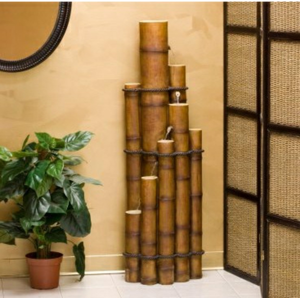 bambusstängen-moderne-dekoration- eine schöne grüne pflanze daneben