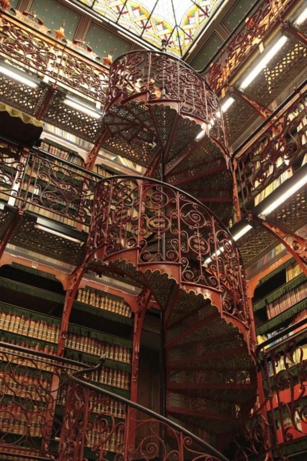 bestseller-literatur-in-einer-wunderschönen-bibliothek-treppen