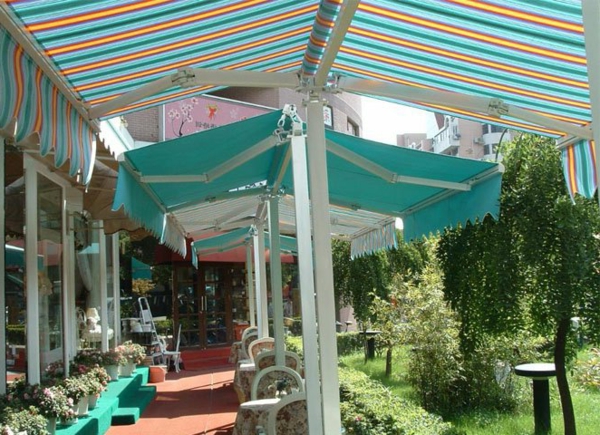 blaues-sonnensegel-für-terrasse-kreative idee