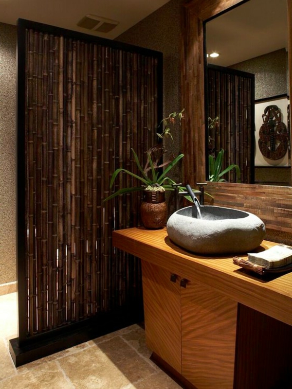 elegante-bambus-dekoration-im-bad-großer spiegel
