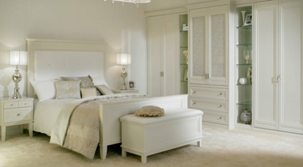elegante-schlafzimmermöbel-in-weißer farbe-dekokissen