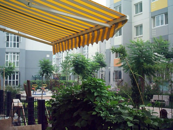 gelbes-sonnensegel-für-terrasse-eine verblüffende idee