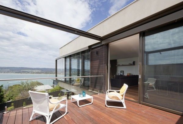 große-terrasse-moderne-gestaltung-aus-holz- schöne stühle in weiß