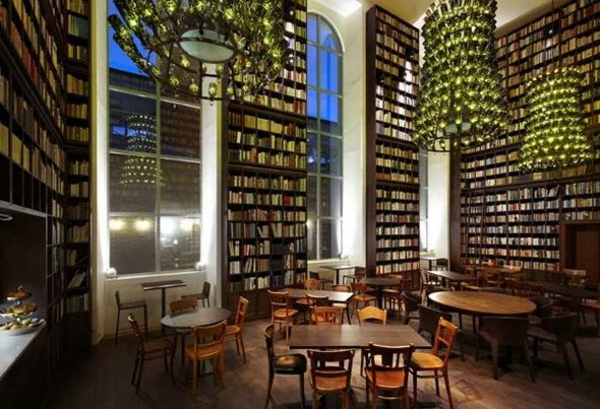 großzügige-elegante-bibliothek-die-besten-bücher-aller-zeiten-elegante kronleuchter