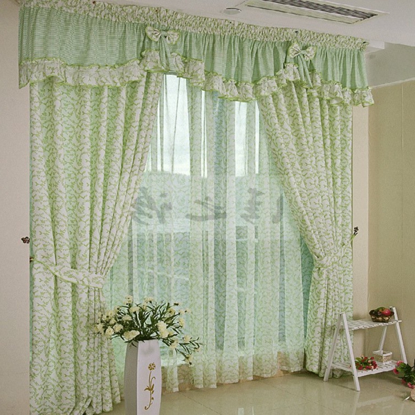 grüne-durchsichtige-schlafzimmer gardinen-schöne blumen daneben