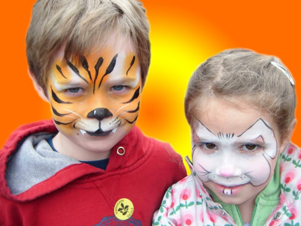 hasen-und-tiger-schminken- zwei kinder und orange hintergrund