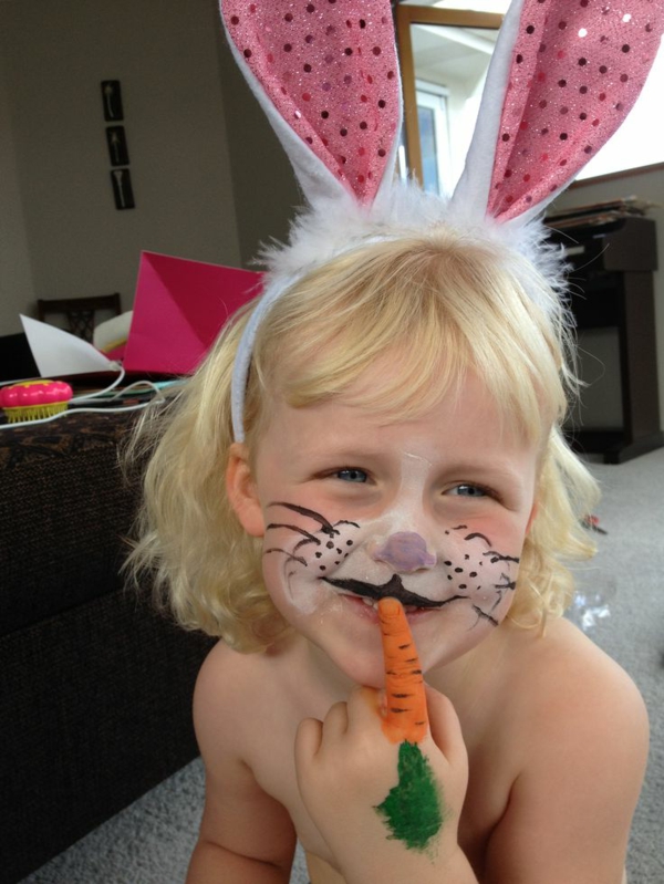 hasengesicht-schminken-blondes-kind-sehr-niedlich-aussehen 