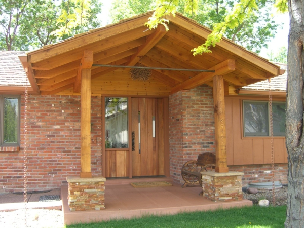 haus-aus-holz-veranda-selber-bauen- ein dach, das sehr süß wirkt-veranda selber bauen