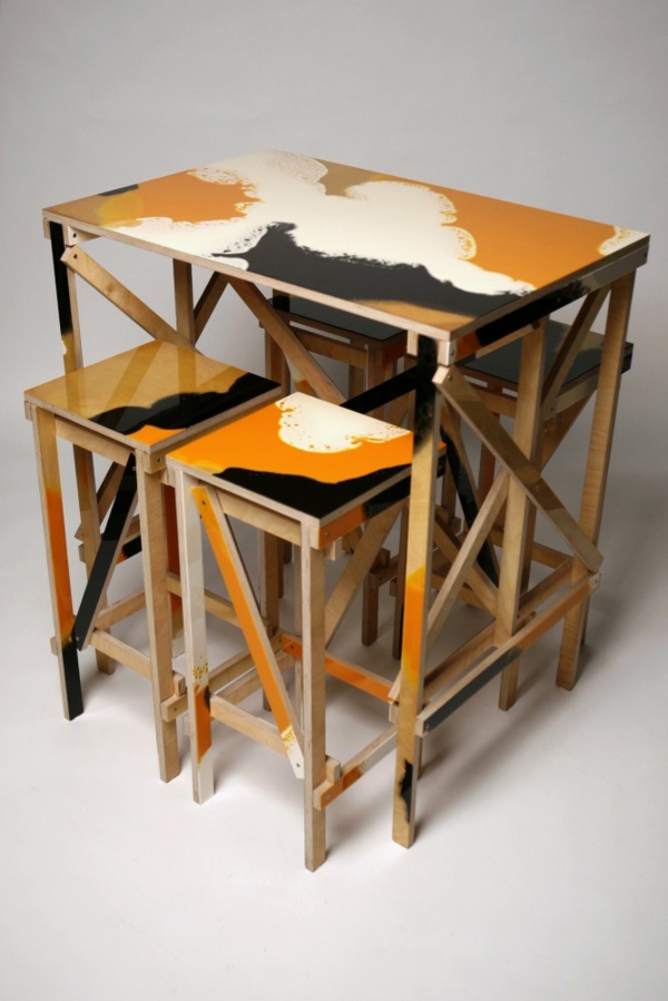 hochtisch-mit-stühlen-orange-und-schwarz-hintergrund