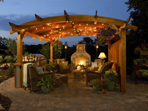 holzterrasse-selber-bauen-romantische-atmosphäre-schaffen- wunderschöne deckenleuchten-veranda selber bauen