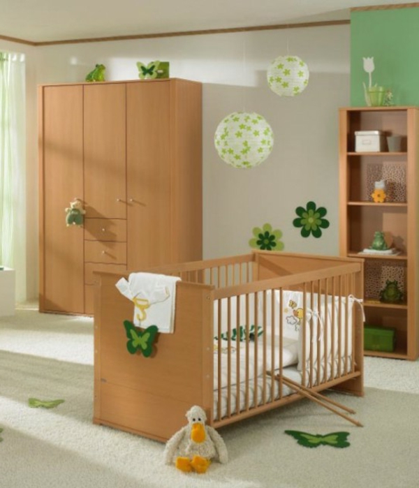hölzerne-gestaltung-babyzimmer-grüne dekoartikel