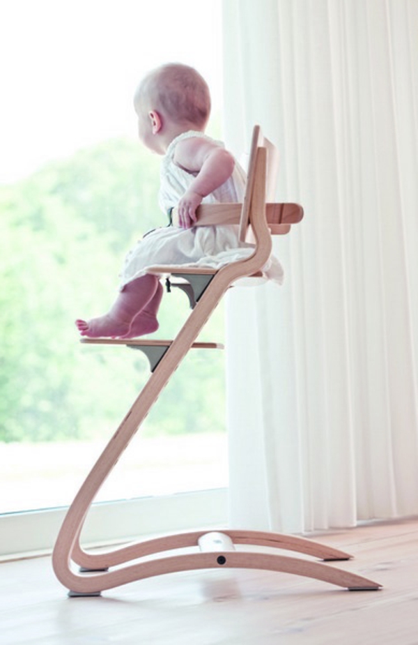 interessantes-modell-stuhl-für-babys-schöne weiße vorhänge