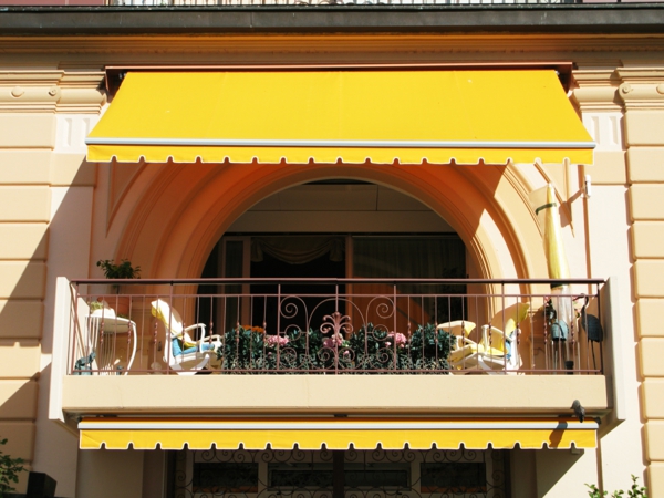 kleine-schöne-terrasse-mit-einem-sonnensegel-wunderschön wirkend