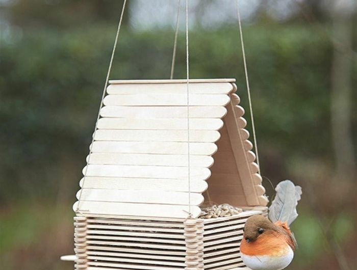 kleiner vogel upcycling ideen vogelhäuschen aus eisstielen basteln inspiration basteln