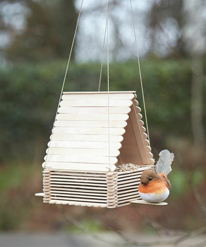 kleiner vogel upcycling ideen vogelhäuschen aus eisstielen basteln inspiration basteln